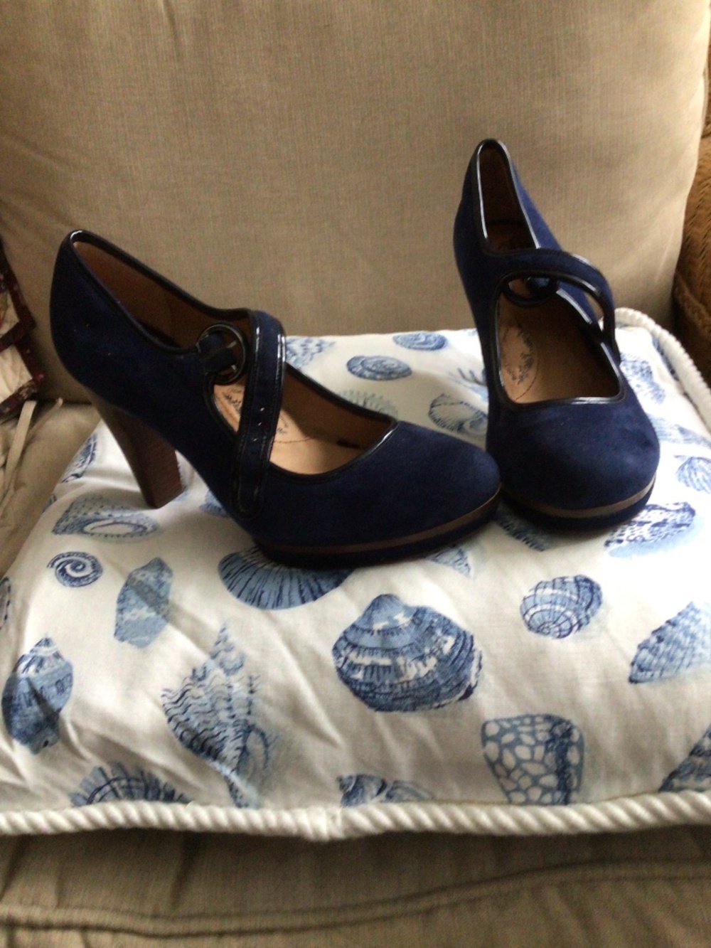 NWT navy nubuck sofft heels